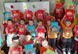 Dzieci prezentują swoje prace plastyczne.