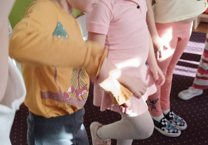 Dzieci skaczą na jednej nodze.