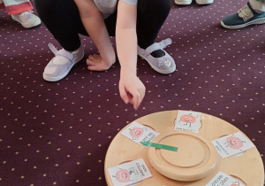 Dziewczynka losuje zadanie.