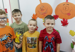 Chłopcy pozują do zdjęcia.