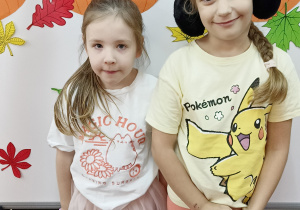 Dziewczynki pozują do zdjęcia.