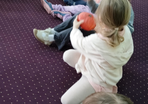 Dzieci podają sobie dynie. Zabawa w dynia goni dynię.