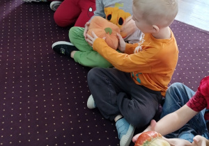 Dzieci podają sobie dynie. Zabawa w dynia goni dynię.