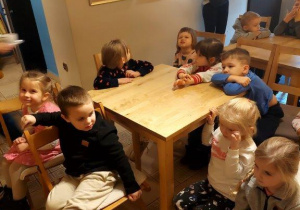 Dzieci w Baśniowej Kawiarence, czekają na bajkę