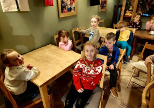 Dzieci w Baśniowej Kawiarence, czekają na bajkę