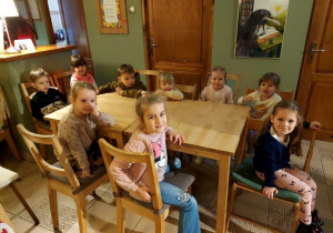 Dzieci w Baśniowej Kawiarence, czekają na bajkę