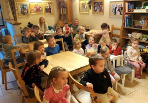 Dzieci w Baśniowej Kawiarence, czekają na bajkę