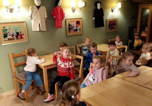 Dzieci w Baśniowej Kawiarence, czekają na bajkę