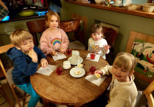 Dzieci podczas poczęstunku