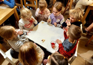 Dzieci podczas poczęstunku