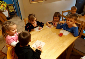 Dzieci podczas poczęstunku