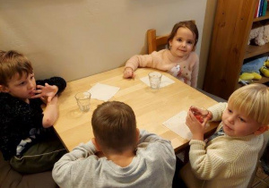 Dzieci podczas poczęstunku