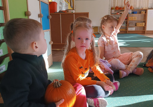 Dzieci z grupy II siedzą w kole