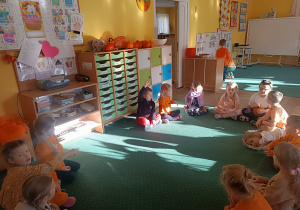 Dzieci z grupy II siedzą w kole