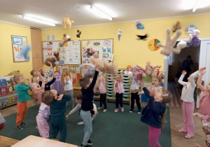 Dzieci podrzucają i łapią misie