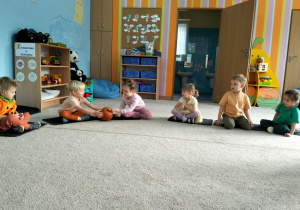 Dzieci podają dynie do piosenki