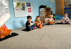 Dzieci podają dynie do piosenki