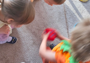 Chłopiec liczy oczka na kostce