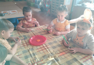 Dzieci malują modele dyni