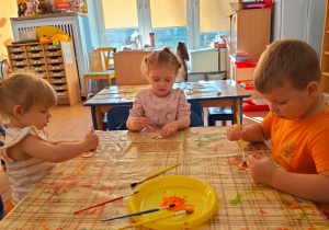 Dzieci malują modele dyni