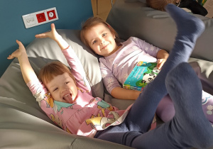 Dziewczynki odpoczywają na pufie