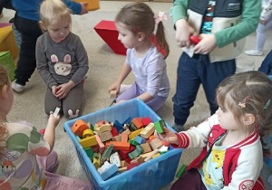 Dzieci układają wspólnie budowle