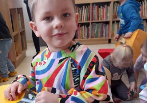 Chłopiec ogląda gazetkę