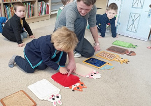 piszemy palcem na różnych fakturach