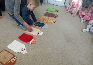 piszemy palcem na różnych fakturach