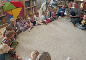 Dzieci słuchają czytanej książeczki