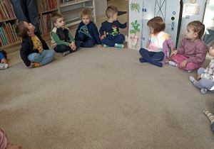 Dzieci słuchają czytanej książeczki