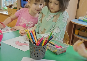 Dzieci kolorują obrazek z misiem