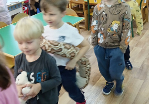 Dzieci ustawione w pociągi jadą ze swoimi misiami w podróż