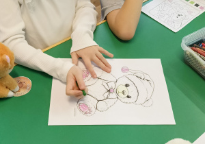 Dzieci kolorują obrazek z misiem