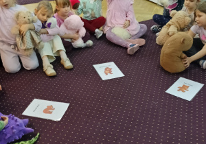 Dzieci losują zadanie od misia