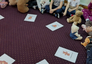 Dzieci losują zadanie od misia