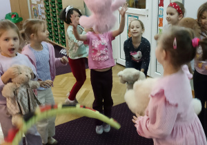 Dzieci podrzucają i chwytają swojego misia