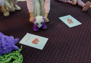 Dzieci robią skłony ze swoim misiem