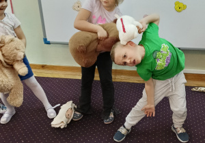 Dzieci gimnastykują się z misiem