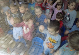 Dzieci uczestniczą w proponowanych zabawach mikołajkowych