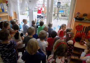 Dzieci uczestniczą w proponowanych zabawach mikołajkowych