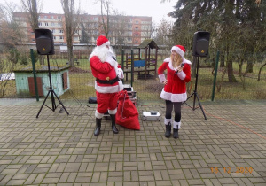 Święty Mikołaj i jego asystentka przekazują życzenia dla dzieci