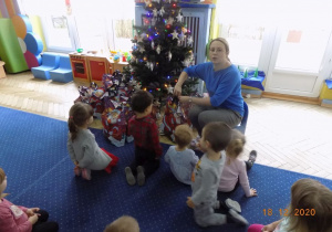 Dzieci oglądają paczki świąteczne