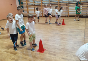 Dzieci biorą udział w konkurencji sportowej