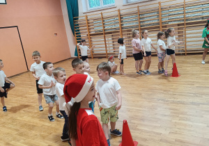 Dzieci stoją w w dwóch rzędach.