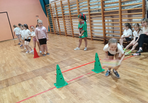 Dziewczynka biegnie z prezentem.