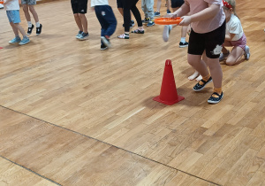 Dziewczynka biegnie z ringiem.