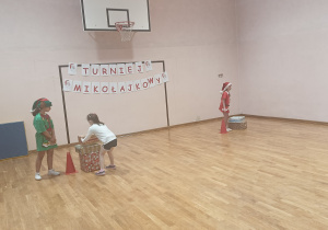 Dzieci ustawiają wieżę z prezentów.