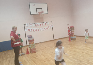 Dzieci ustawiają wieżę z prezentów.