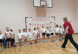 Nauczycielka tłumaczy dzieciom zasady zadania.